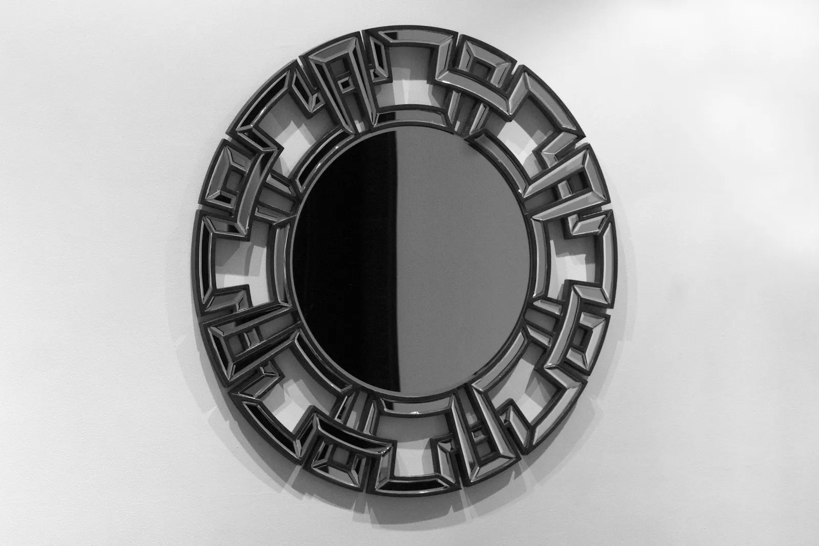 مرآة دائرية بإطار أسود حديث